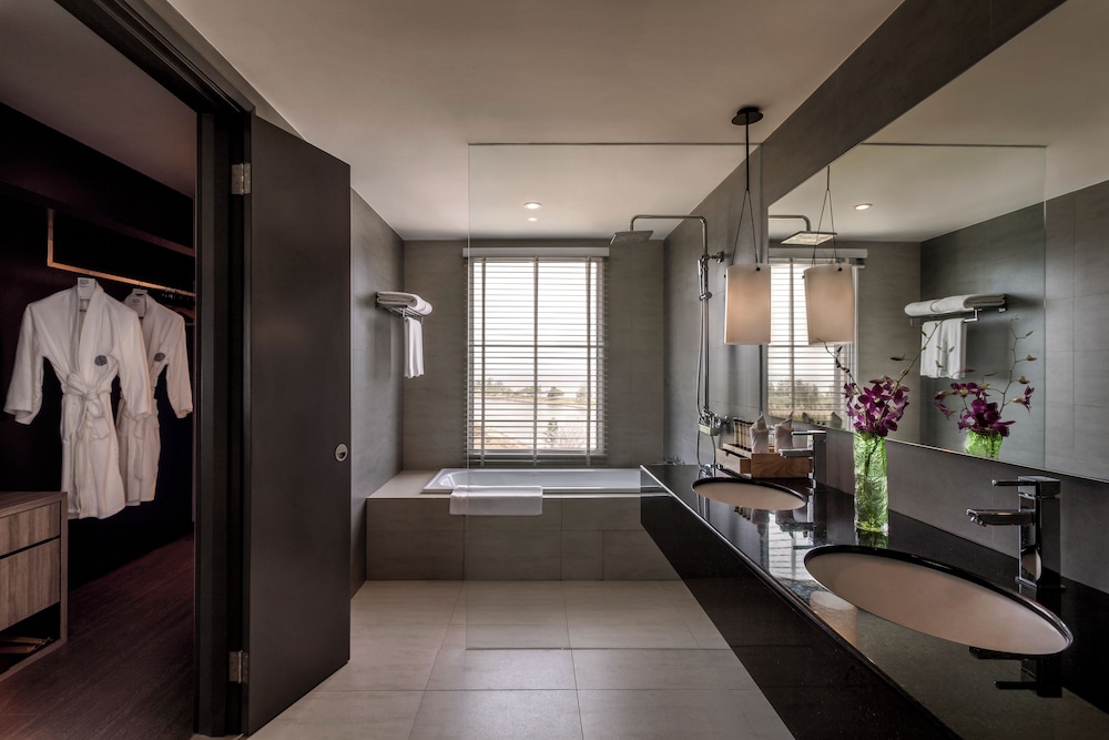 جناح سوبيريور بسرير كينج، Pullman Miri Waterfront 8/9