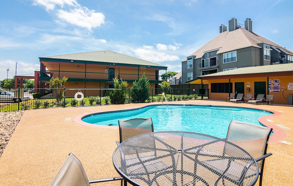 Quality Inn Suites Garland East Dallas 11/56