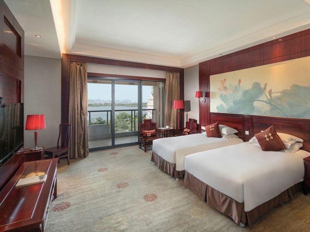 EXECUTIVE, TWIN BEDS, LAKE VIEW