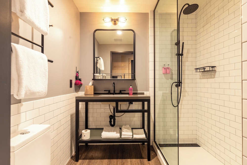 Room, 2 Queen Beds, Street View، Moxy Nashville Downtown 3/3