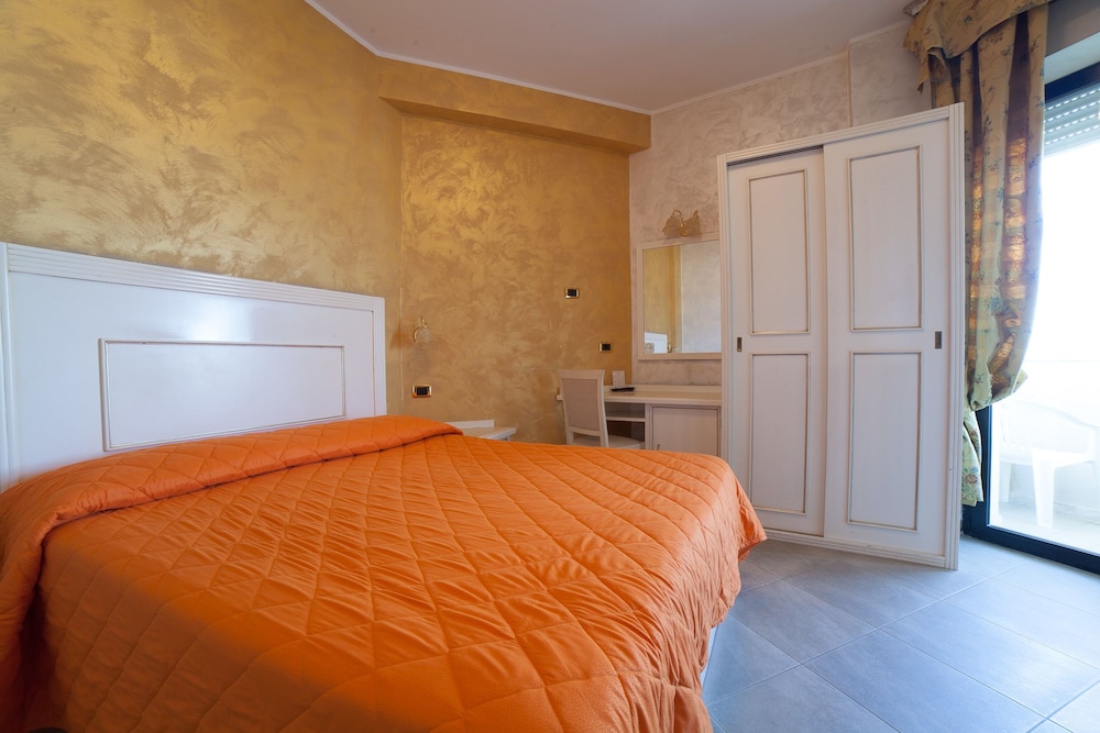 STANDARD, DOUBLE BED, PARTIAL SEA VIEW