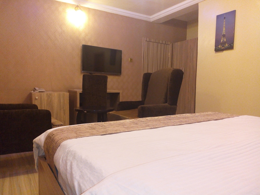 Euro Lounge And Suites 8/16