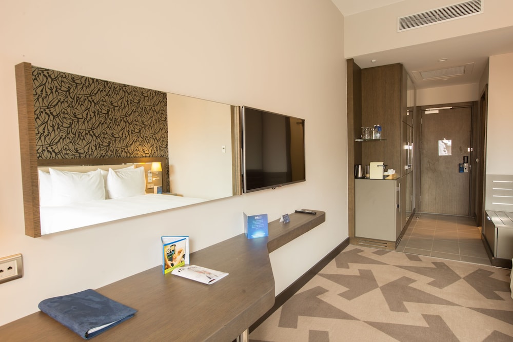 RADISSON BLU HOTEL, ABIDJAN AIRPORT 13/74