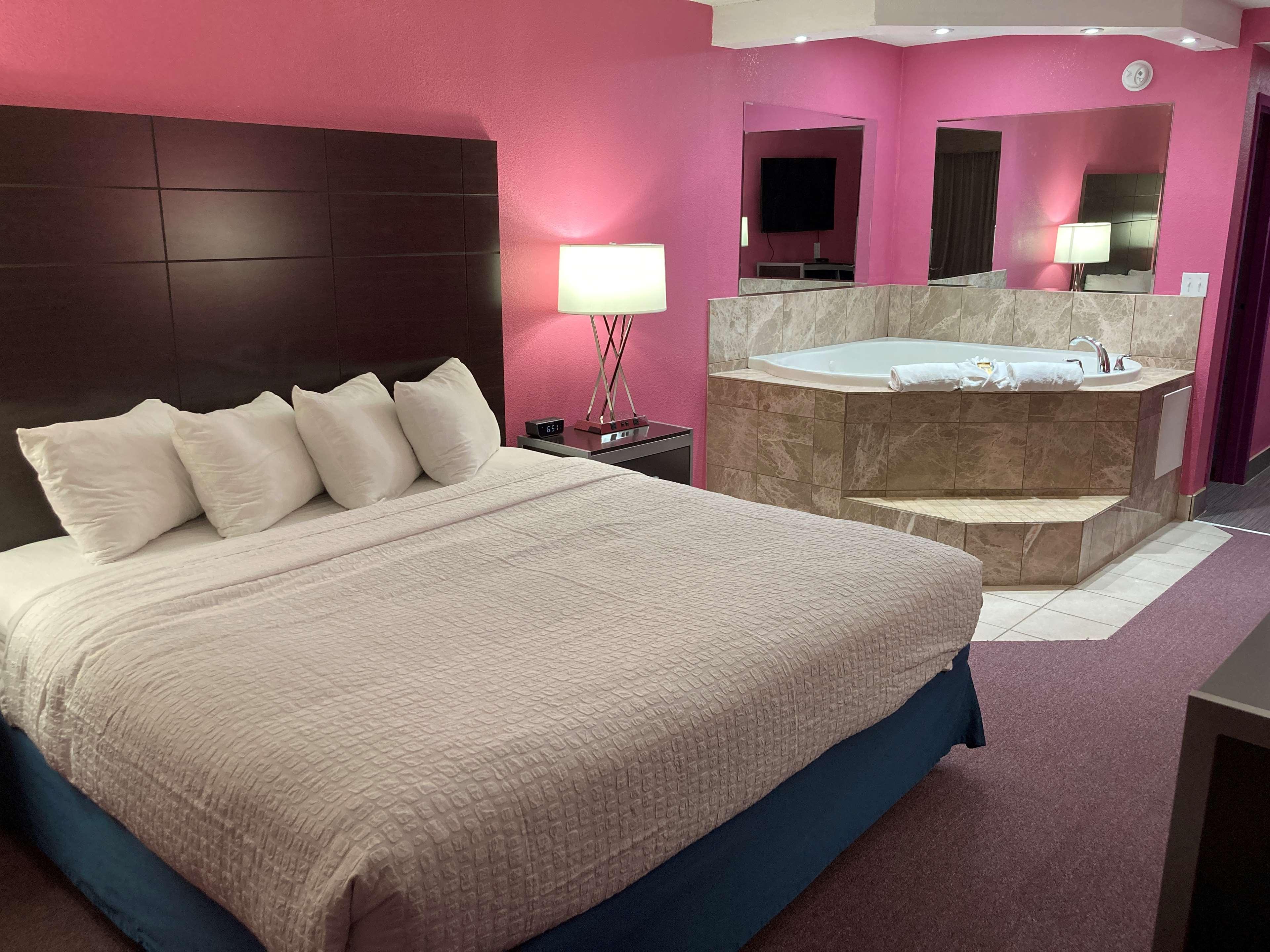 Room, King Bed, Jetted Tub, Smoking