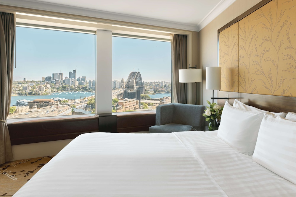 BRIDGE, HARBOUR, DELUXE, KING BED