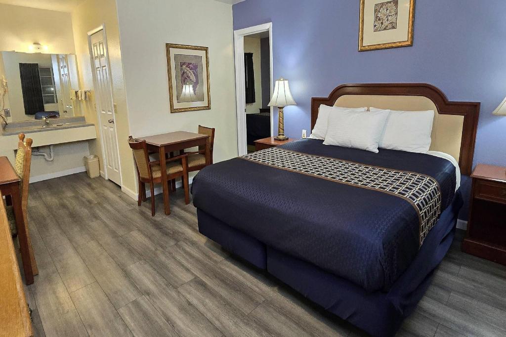 جناح بسرير كينج وسريرين كوين، Rodeway Inn & Suites Blythe I-10, CA 2/5