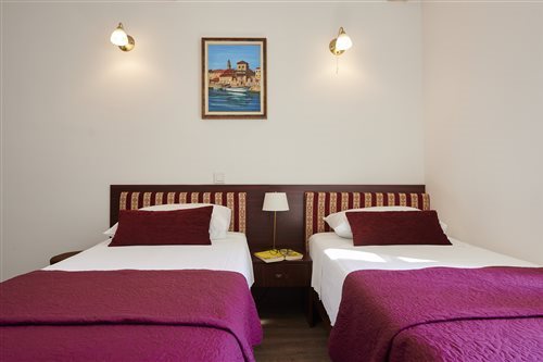 غرفة بسرير مزدوج أو سريرين منفصلين
