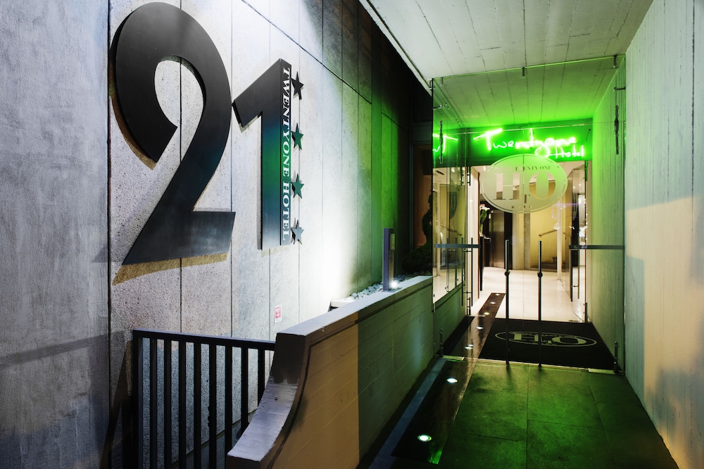 Twentyone Hotel 5/56