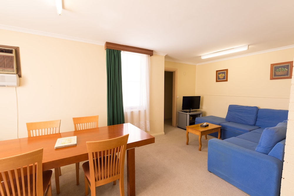 CHADSTONE EXECUTIVE MOTEL 8/19