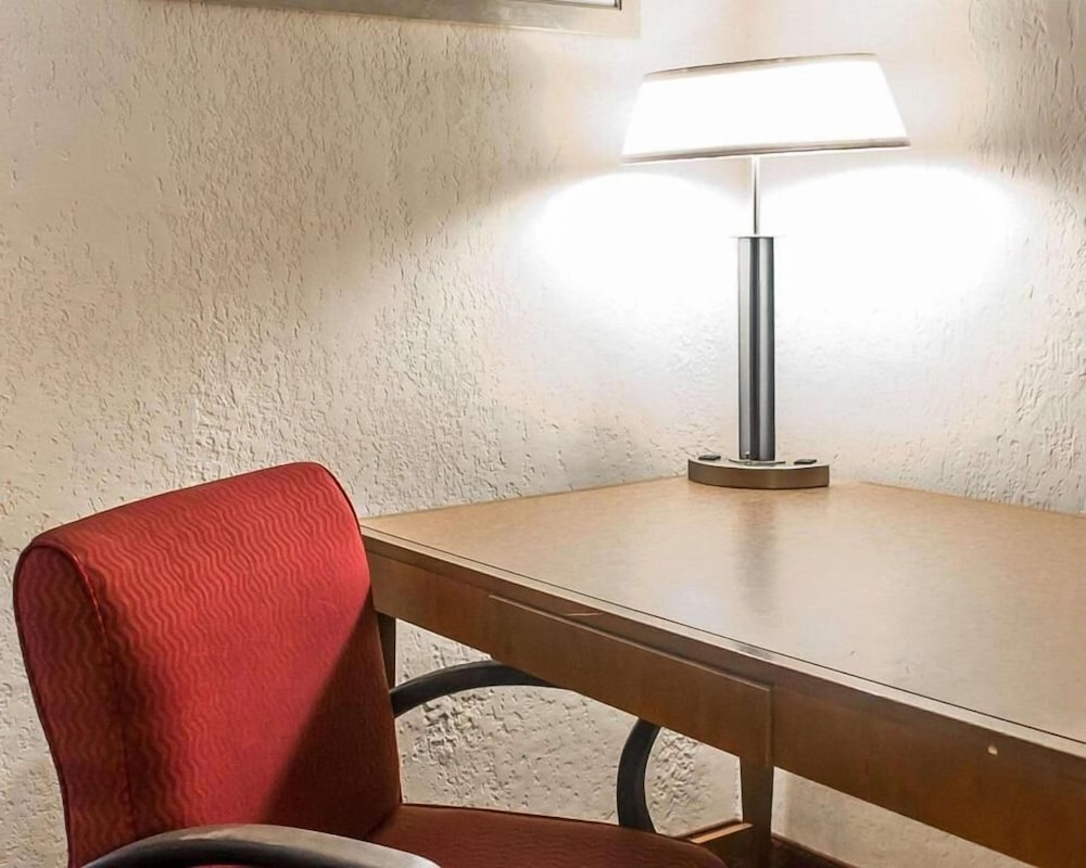 Economy Inn and Suites Warren 27/28