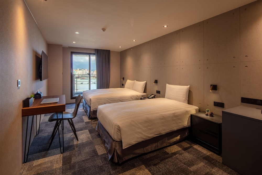 غرفة ديلوكس ثلاثية بسرير مزدوج وسرير فردي، Roaders Plus Hotel Theme 2/3
