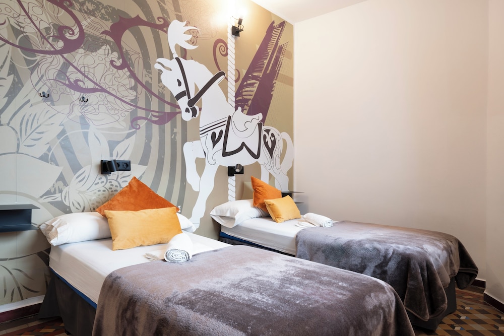 ROOM, TWIN BEDS, SHARED BATHROOM