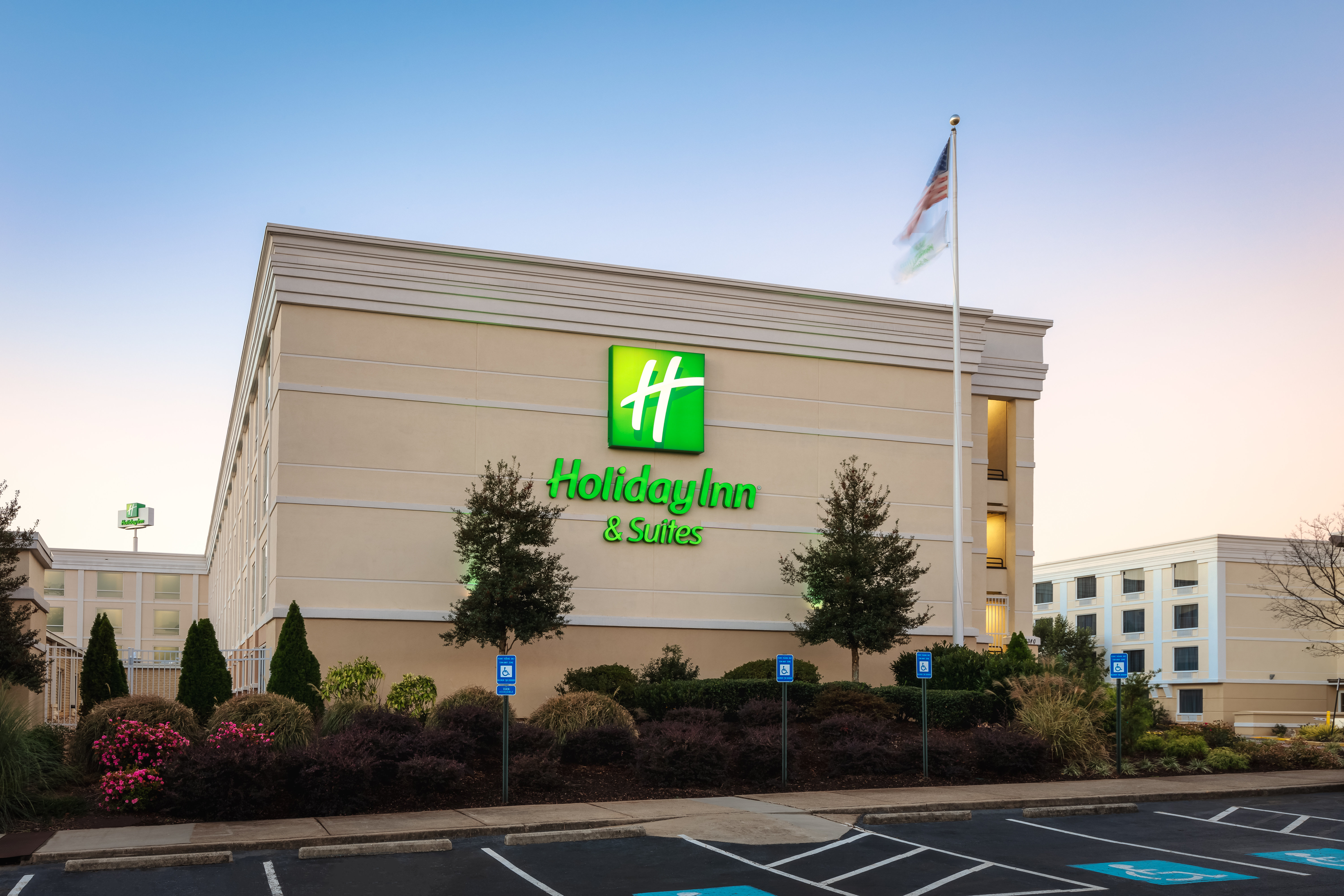 Holiday Inn Hotel Suites Atlanta Airport North 4/42
