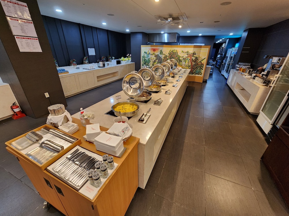 Ramada by Wyndham Jeju Hamdeok 12/70