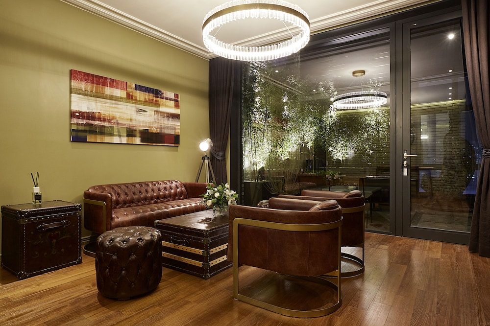 9 BRICK HOTEL 48/71