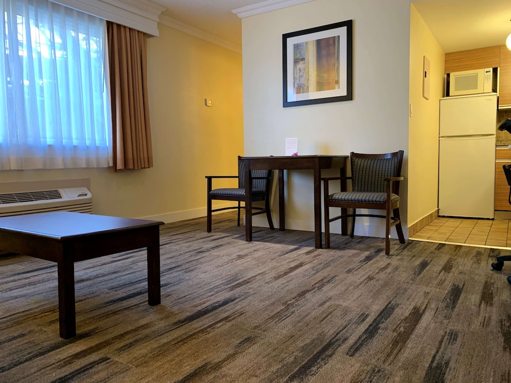 Best Western Plus Burnaby Hotel 50/76