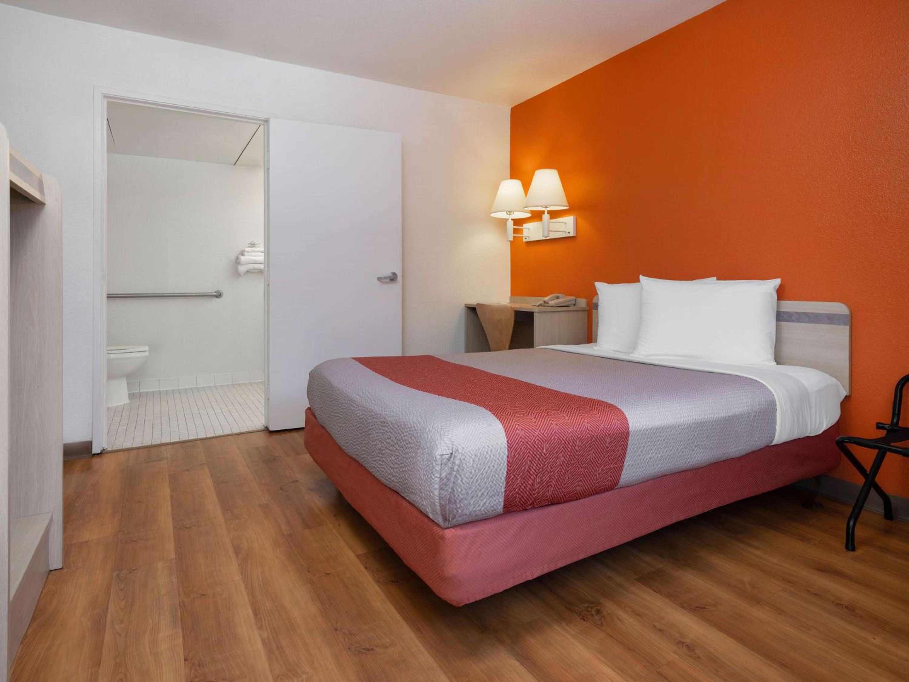1 Queen Bed ADA/RI Shower/Mini Fridge, Motel6 Oceanside, CA 4/10