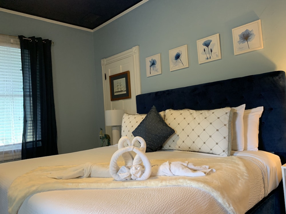 Peace and Plenty Inn B&B 61/71