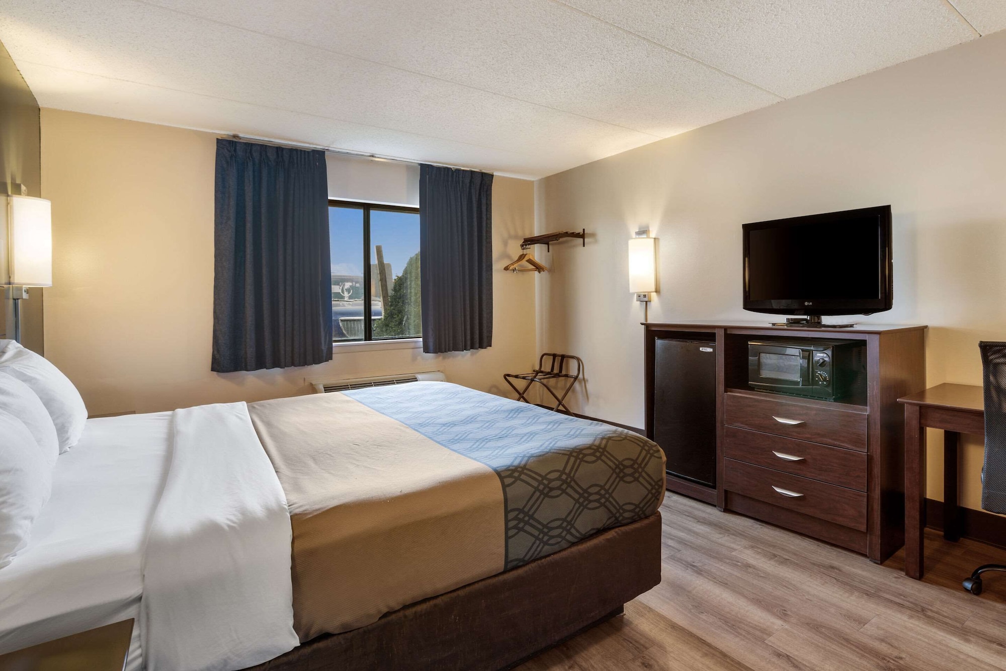 غرفة قياسية بسرير كينج يُسمح فيها بالحيوانات الأليفة في الطابق الأرضي، Econo Lodge Darien Lakes 3/6