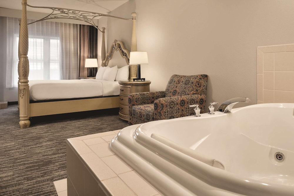 Country Inn & Suites by Radisson, Galena, IL 18/67