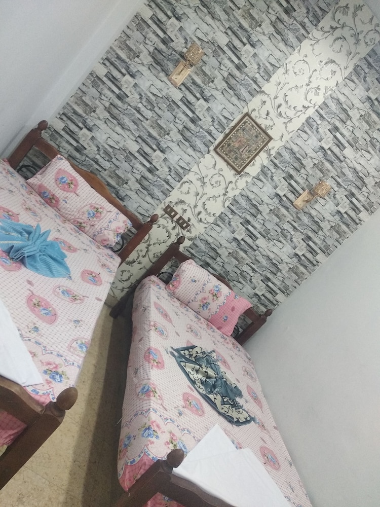 One Season Hostel 23/72