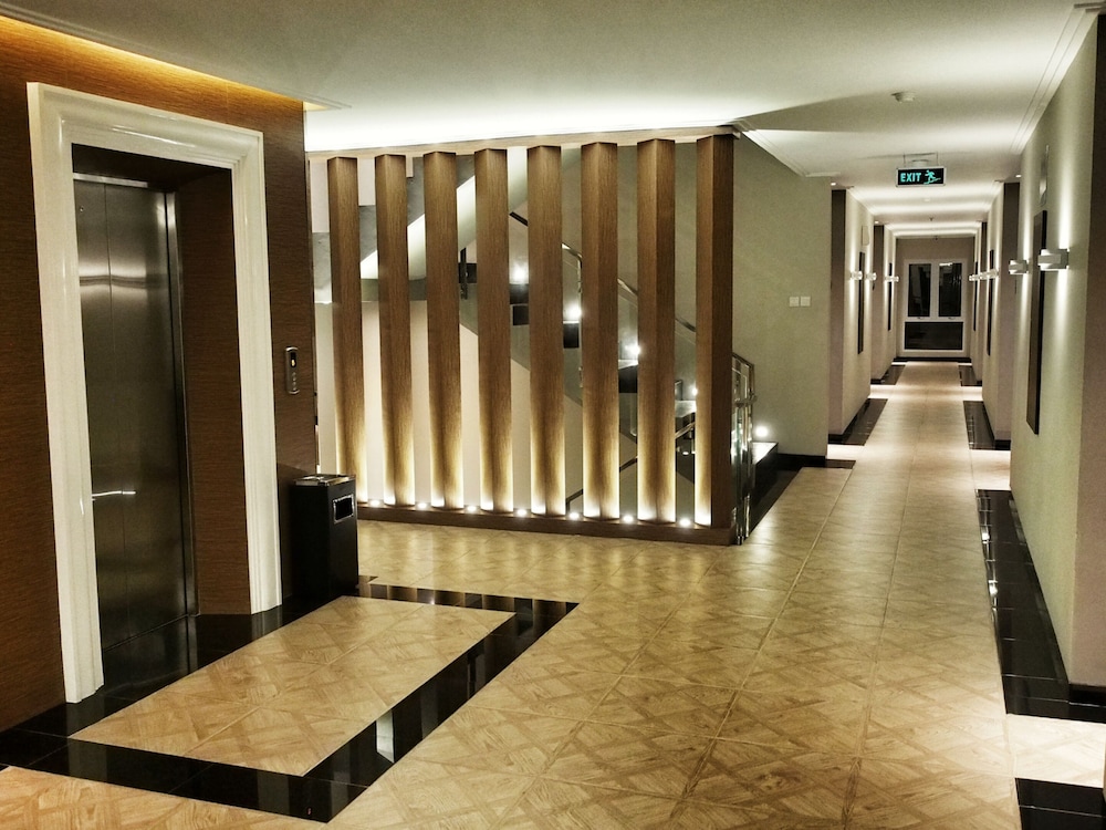 M Premiere Hotel 24/42