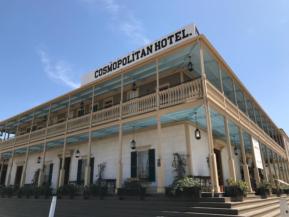 Cosmopolitan Hotel & Restaurant 2/50