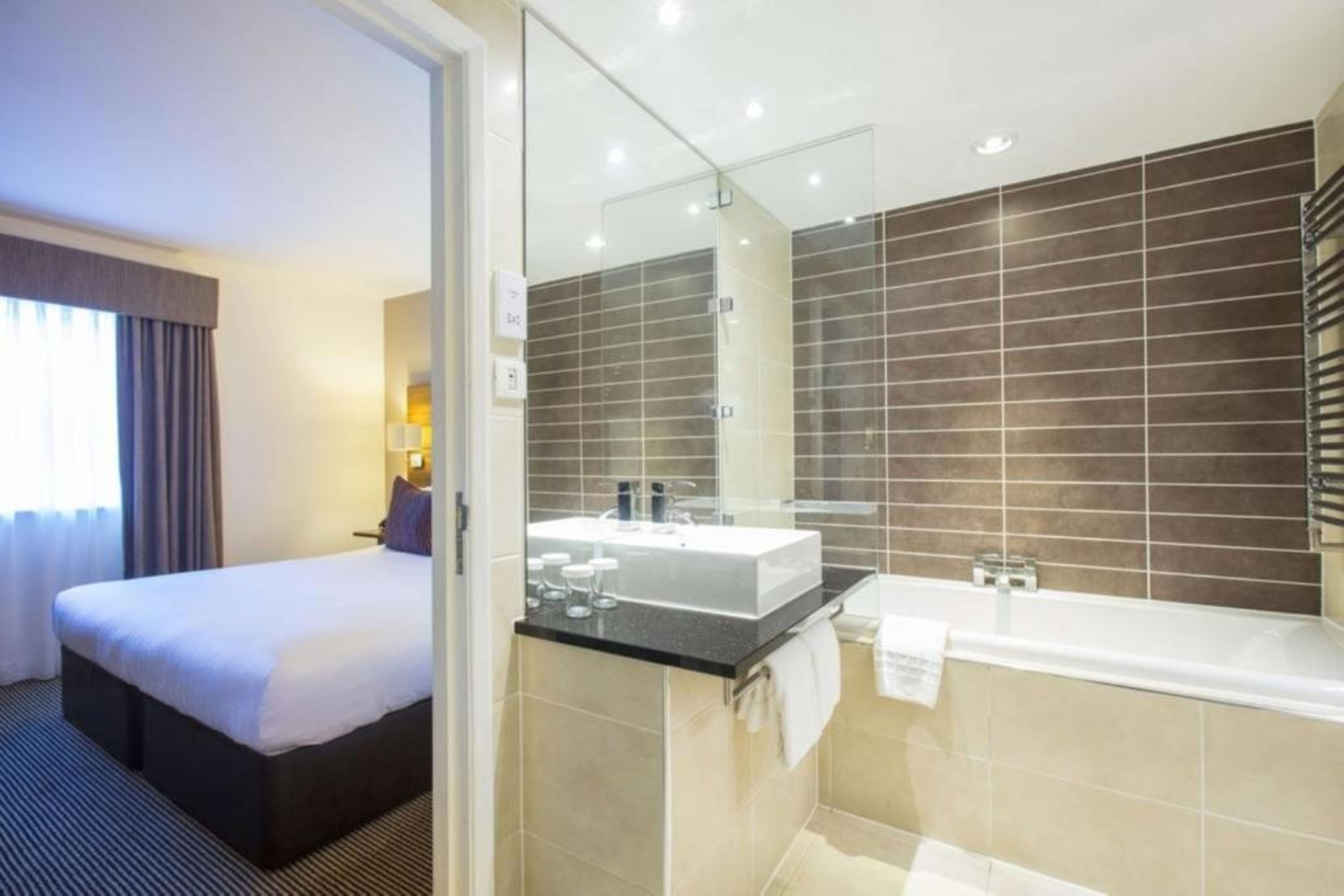 غرفة قياسية بسرير مزدوج، DoubleTree by Hilton Hotel & Spa Chester 2/2