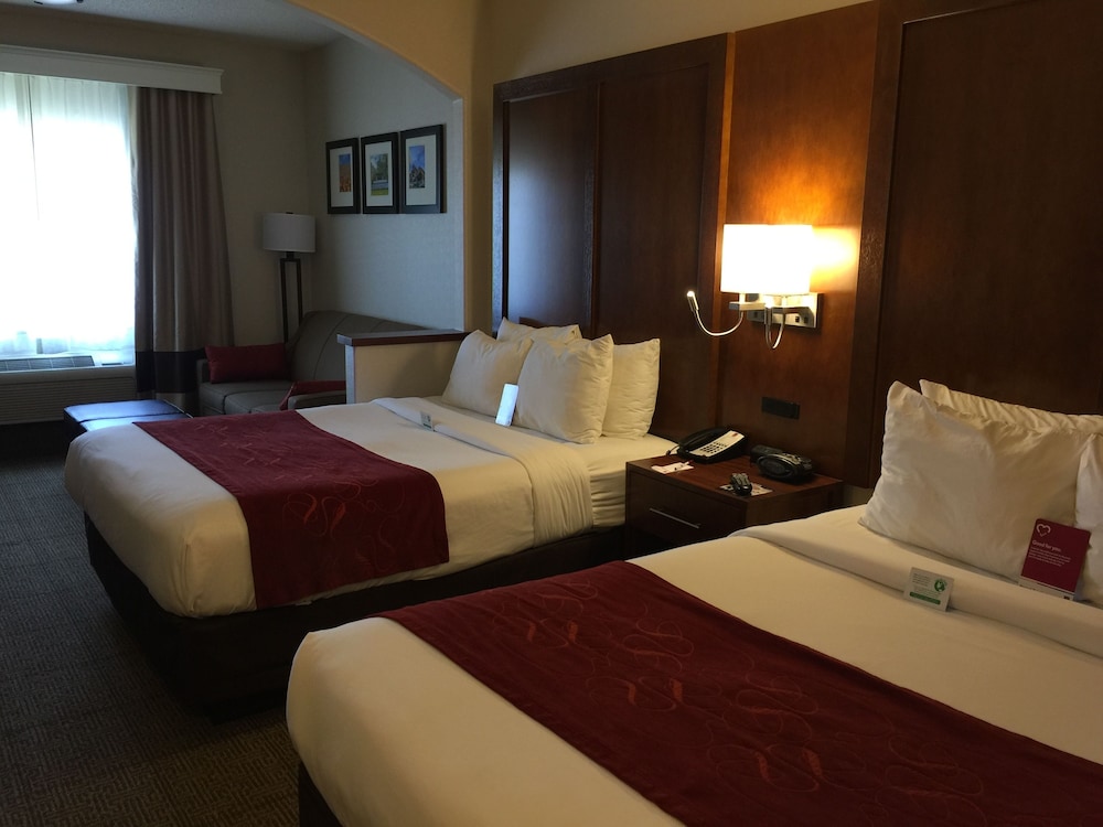 Comfort Suites Near Six Flags Magic Mountain 8/30