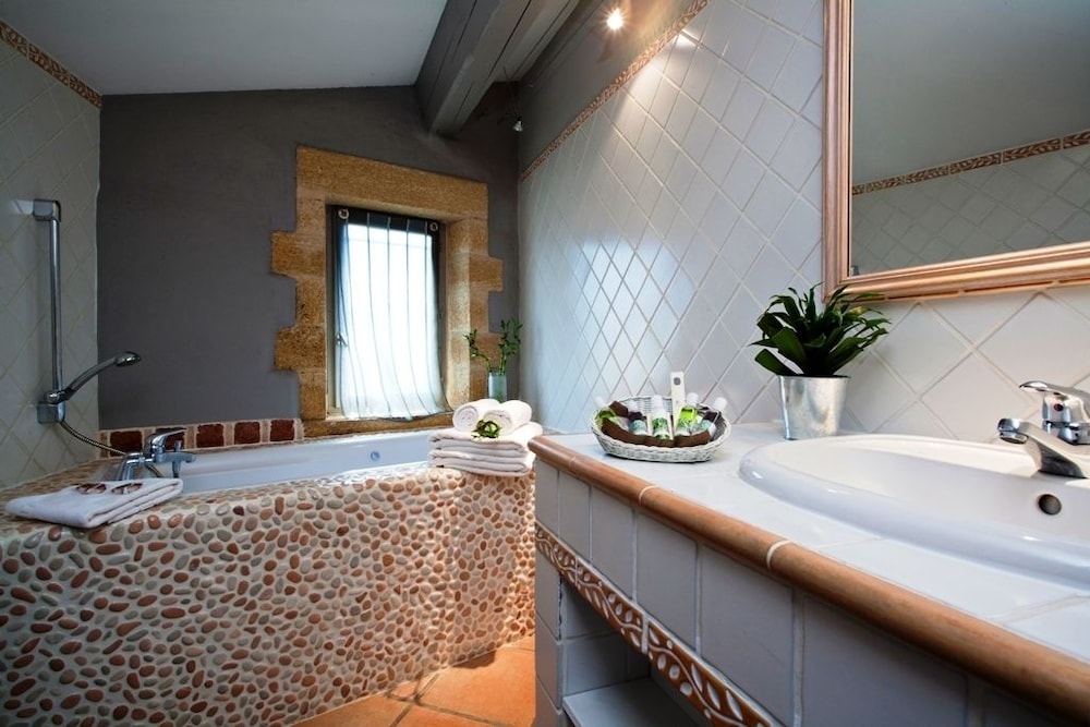 Hostellerie Le Castellas 42/46