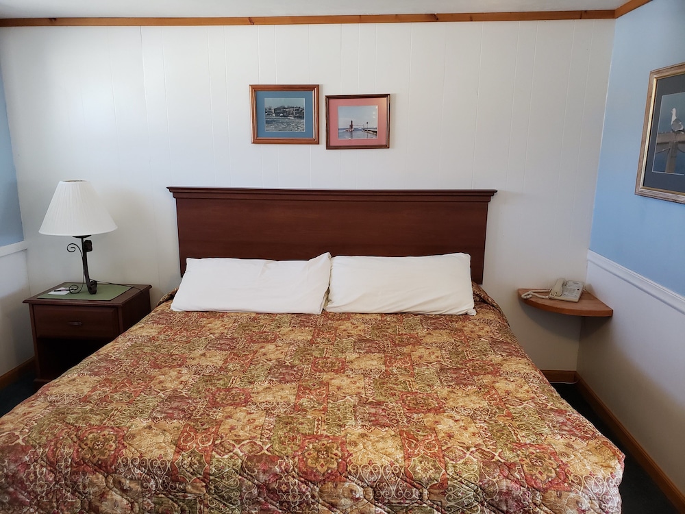 Algoma Beach Motel 6/35