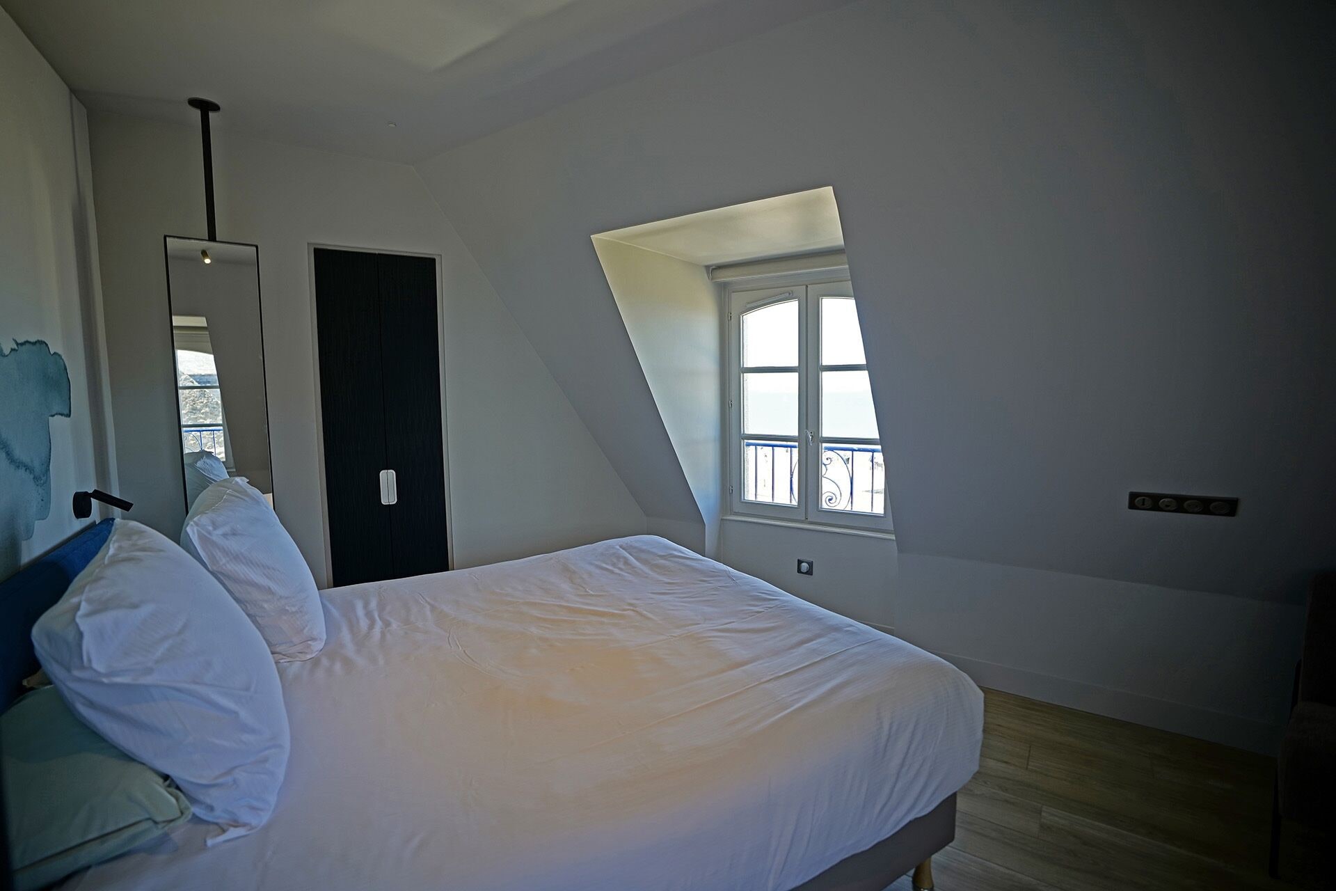 STANDARD, PARTIAL SEA VIEW