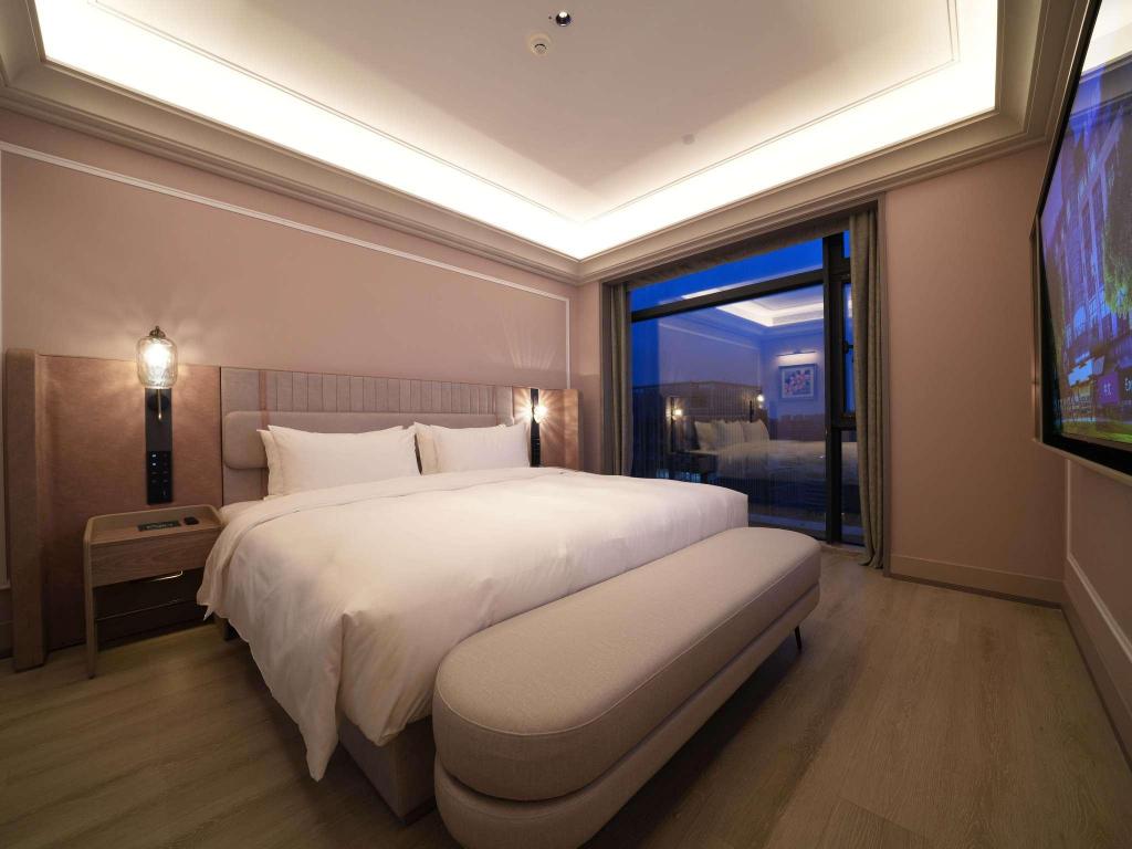 DELUXE, KING BED, CITY SIDE