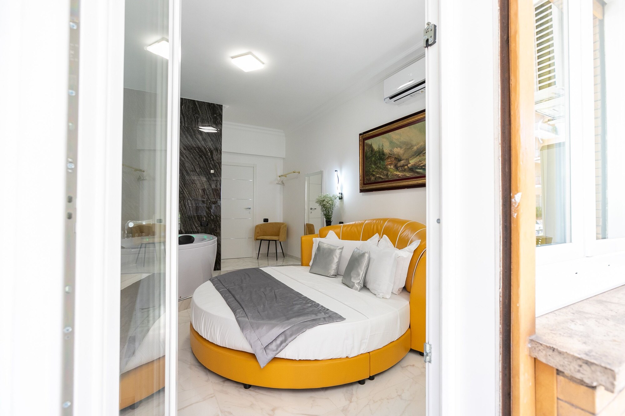 HONEYMOON, SUITE