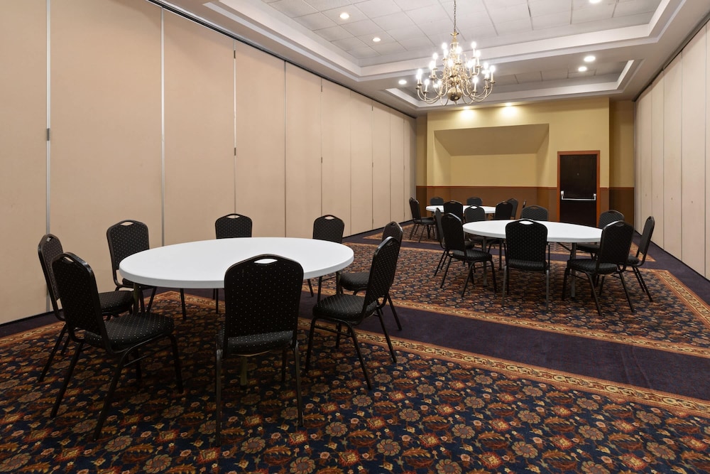 Days Inn & Suites by Wyndham Festus 47/60