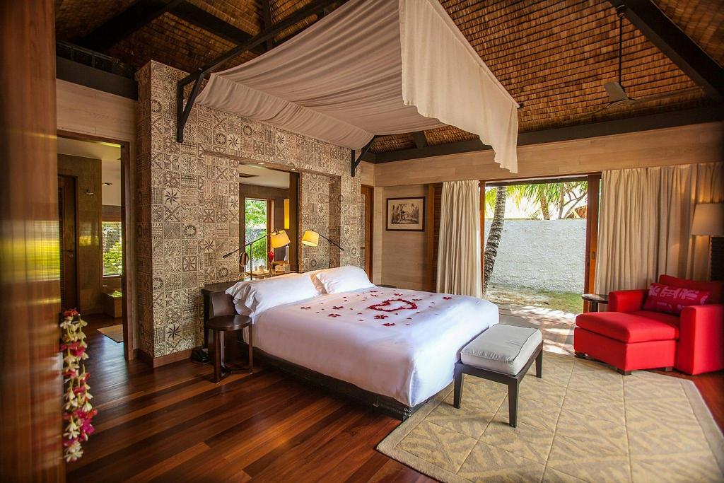 2 Bedrooms, Royal, Garden, Villa, King Bed, 2 King Beds, Side Ocean View, Reef View