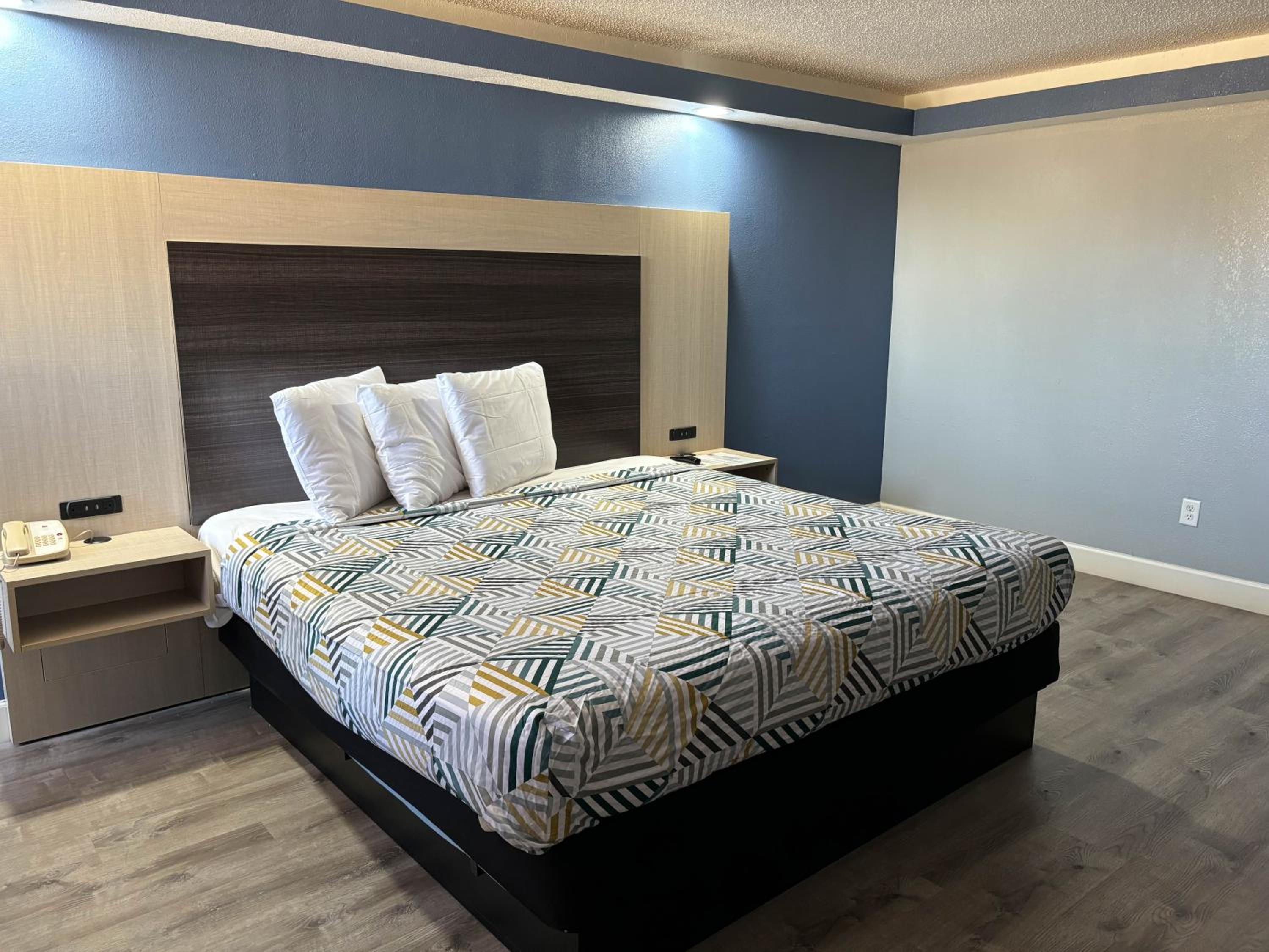1 King Bed - Smoking, Micfridge، Studio6 Suites Memphis, TN – East Memphis 4/10