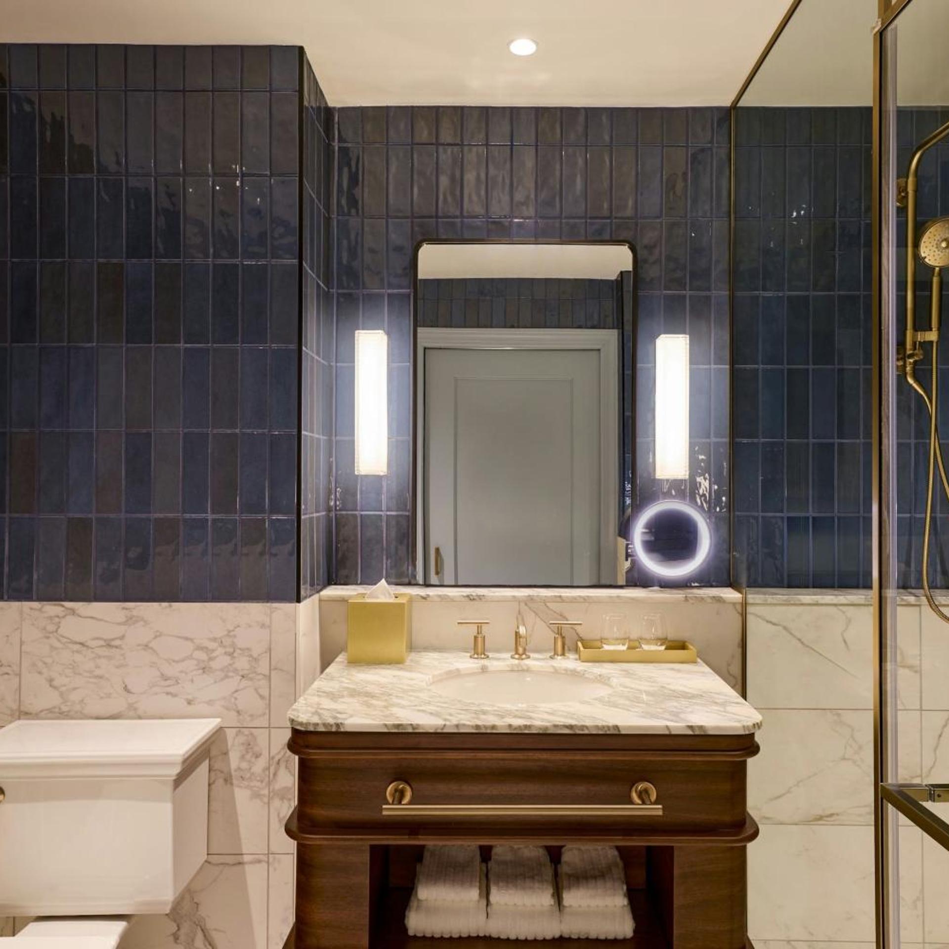 غرفة قياسية بسرير كينج وسريرين كوين لذوي الإعاقة، The Dearborn Inn A Marriott Hotel 5/7