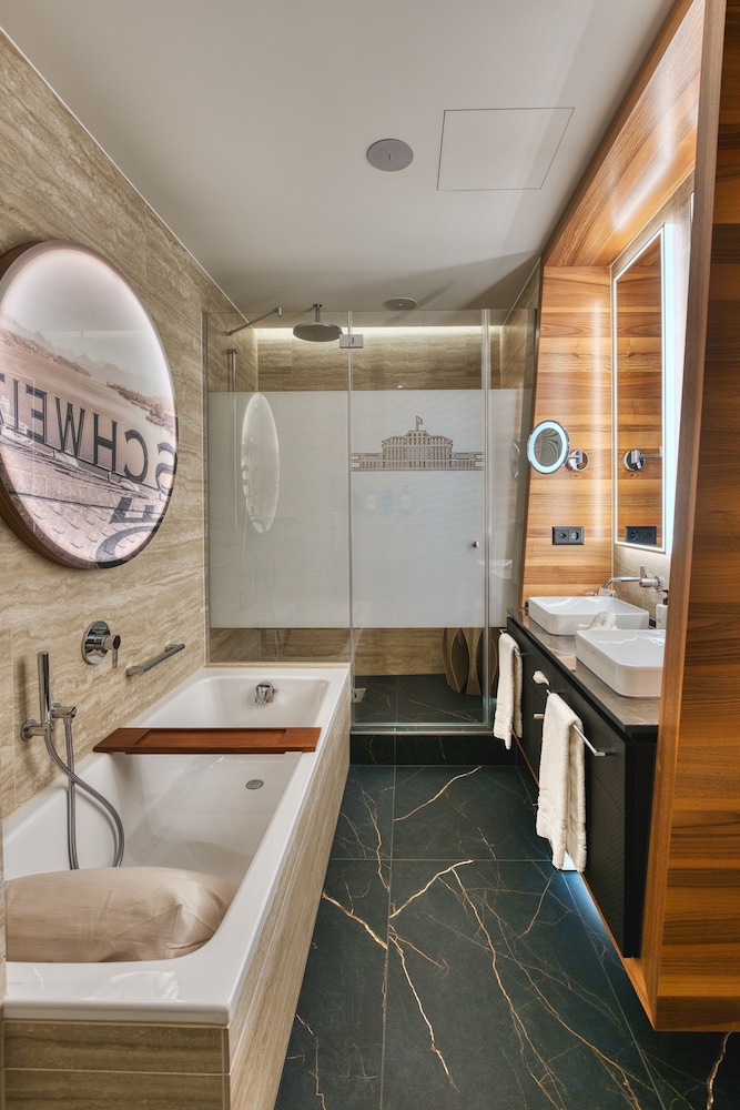 Lucerne, Luxury, Suite, King Bed، Schweizerhof 7/8