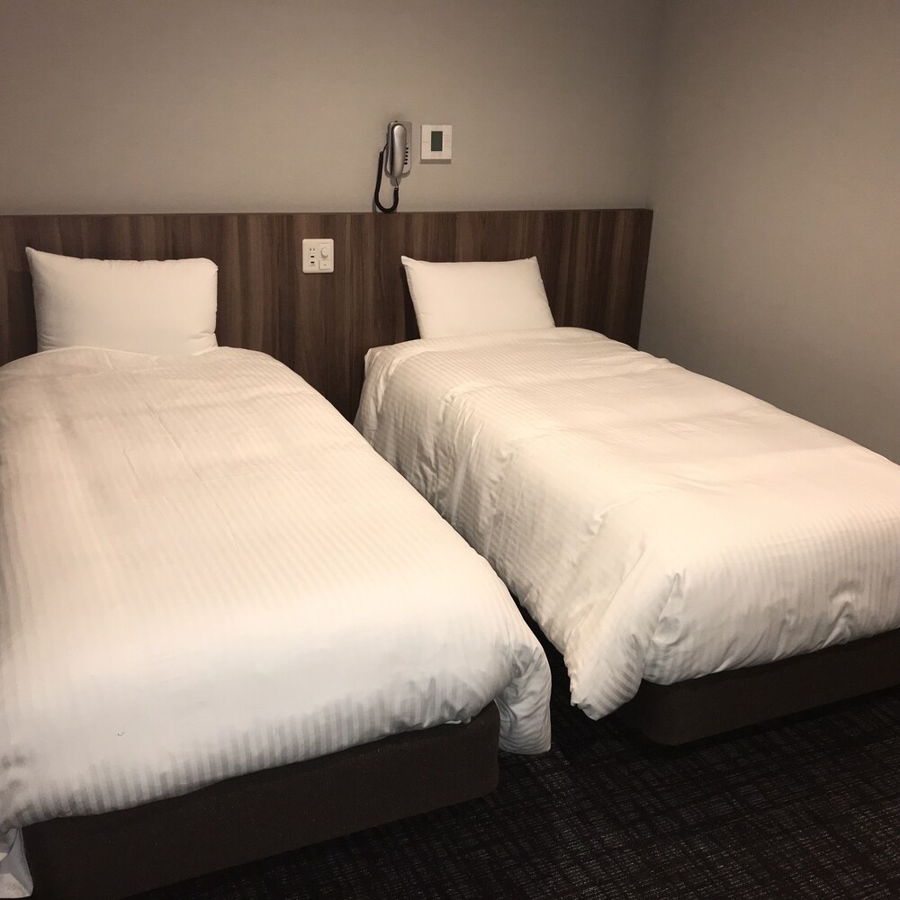 غرفة بسريرين منفصلين