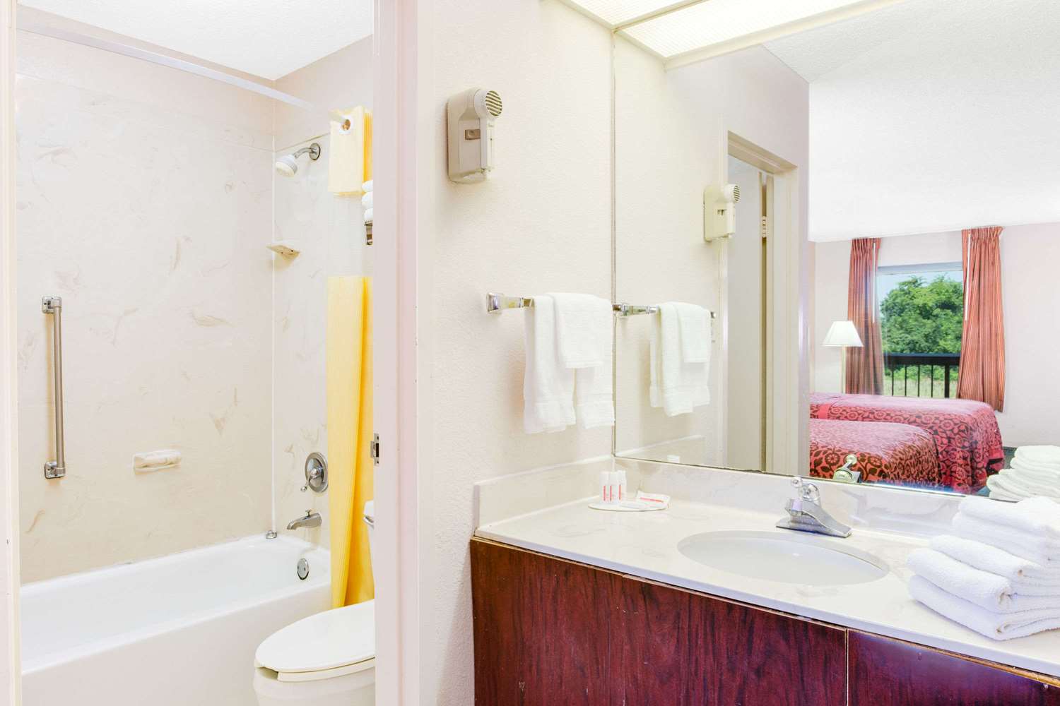 Days Inn by Wyndham Greenville MS 38/44