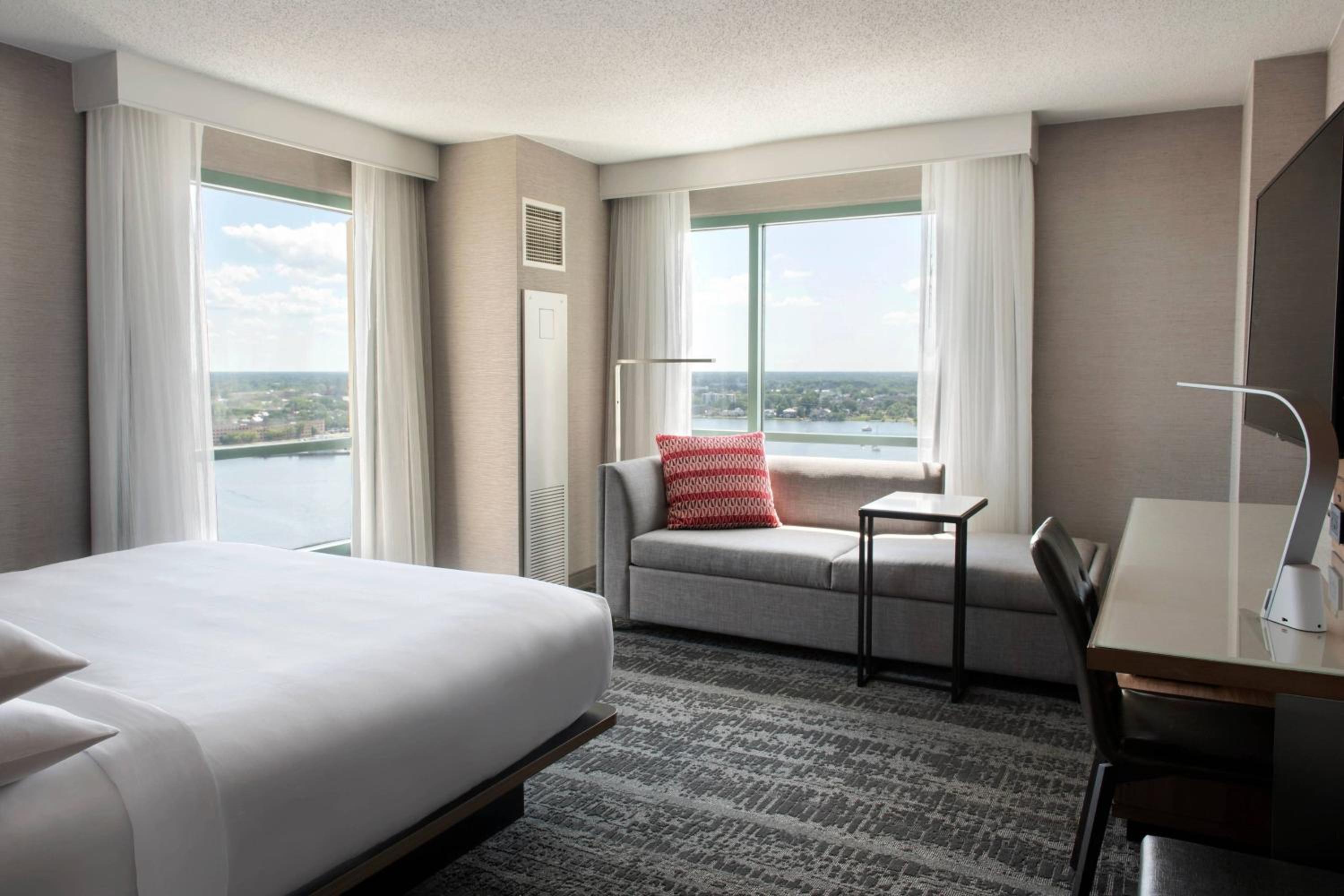 Elizabeth, King Bed, River View