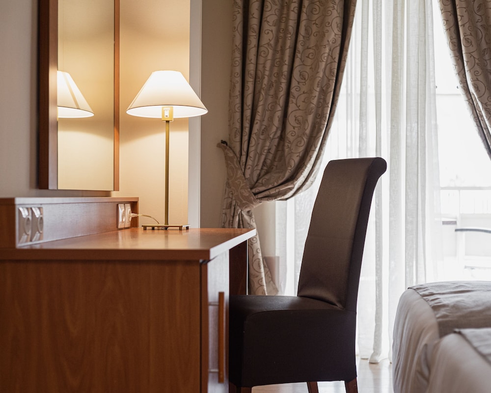 Acropolis Select Hotel 31/67