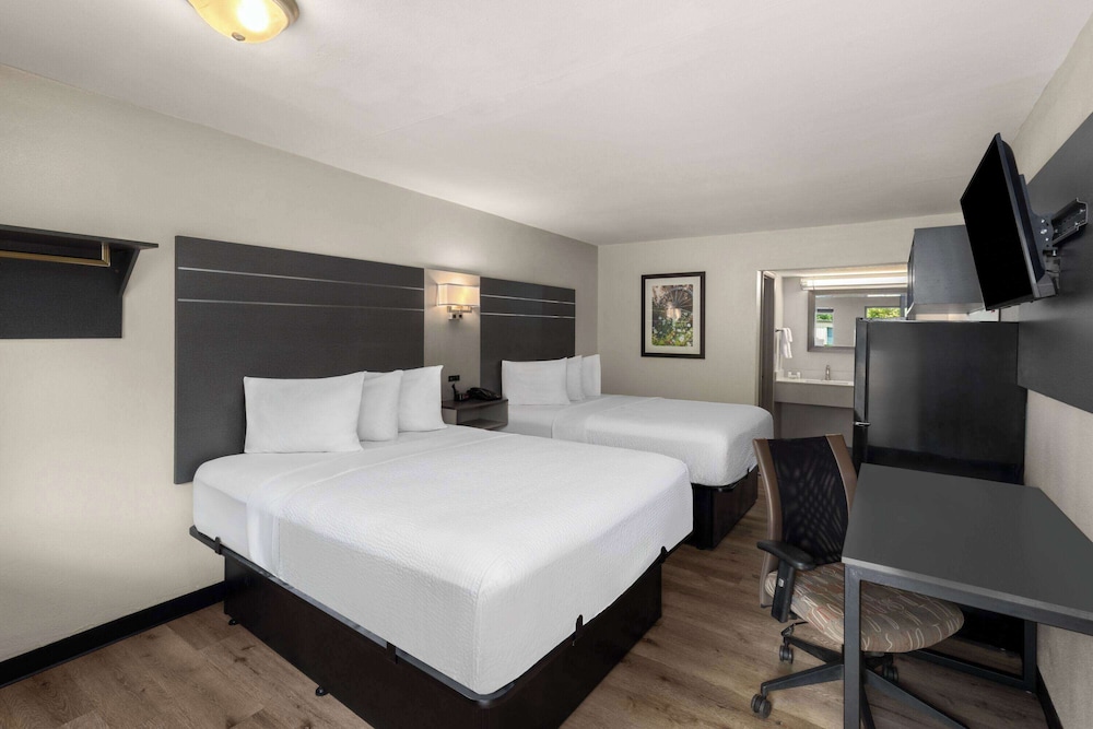 Baymont by Wyndham Dothan 10/48