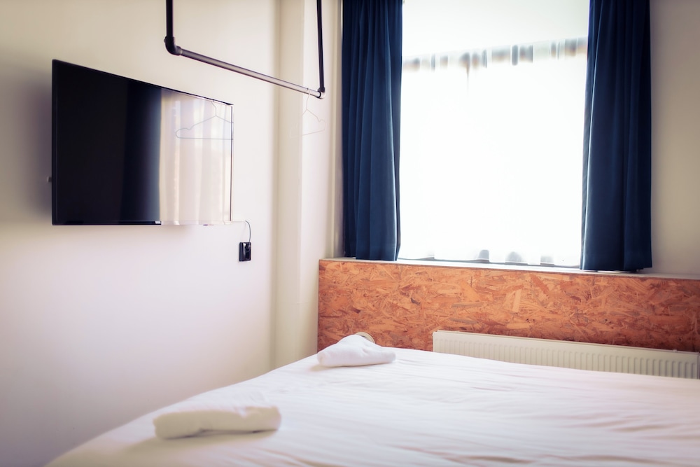 City, Queen Bed