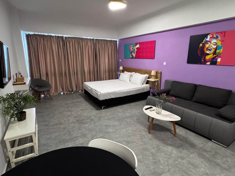 جناح استوديو كومفورت بسرير كوين بإطلالة على المدينة مع أريكة، Connect Suites 8/10