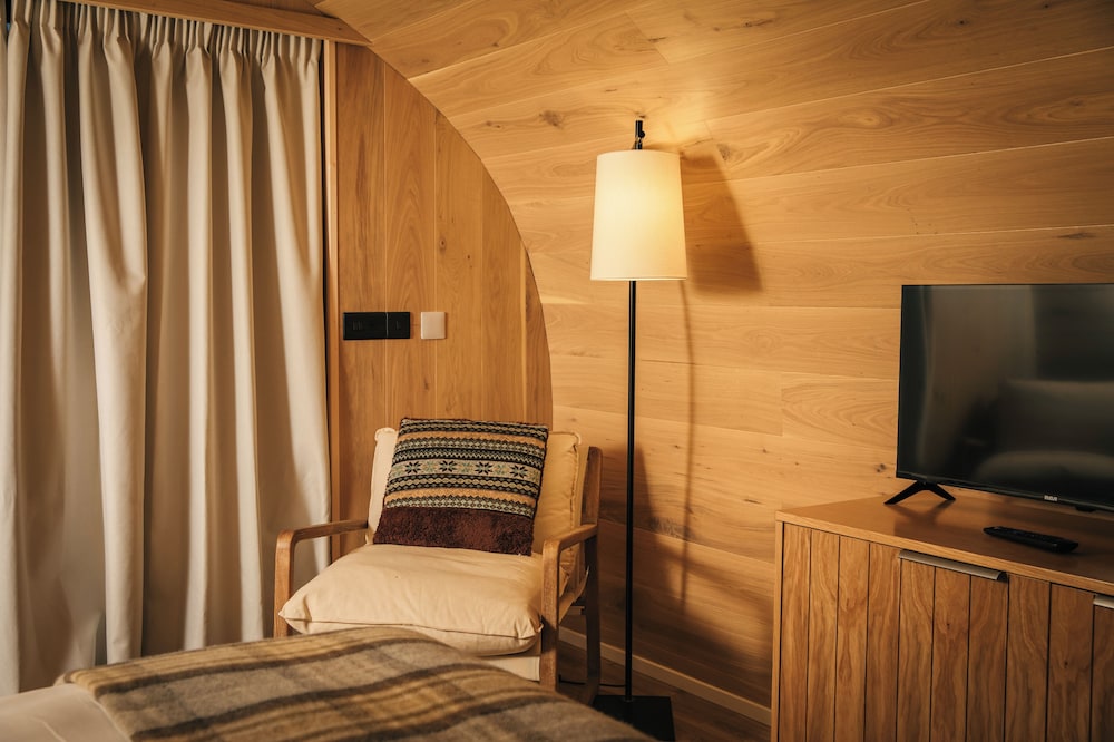 Bracken Hide Hotel 28/47