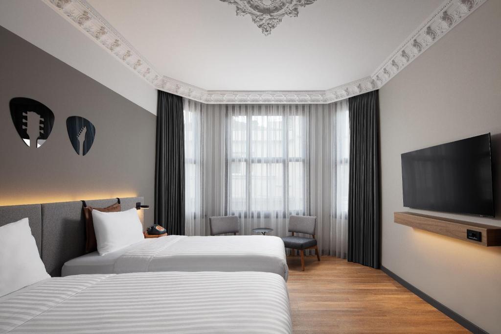 Moxy, Guest Room, Twin Beds, City View