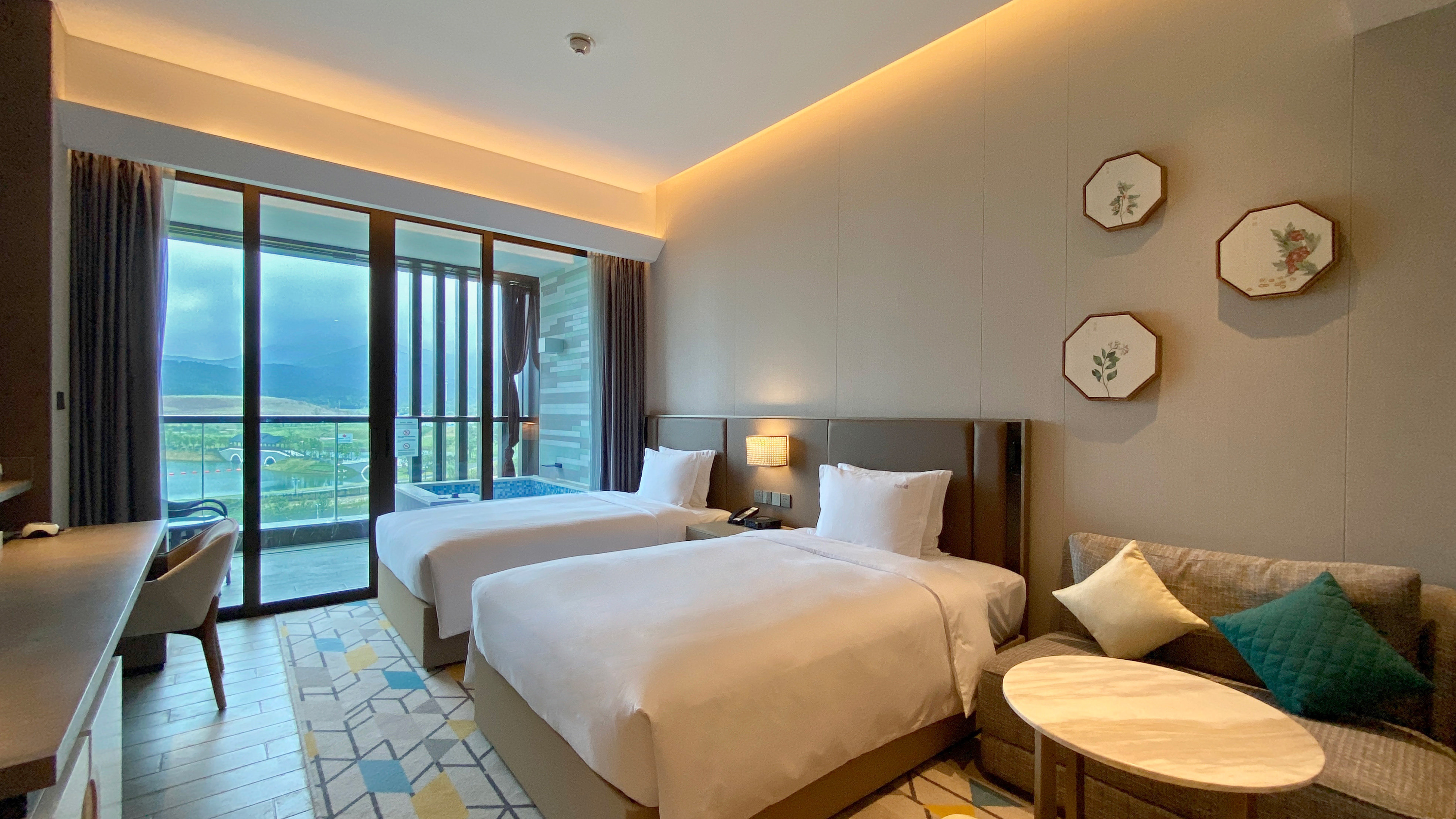 غرفة قياسية بسرير كينج بإطلالة على البحيرة، Holiday Inn Resort Maoshan Hot-Spring 6/10