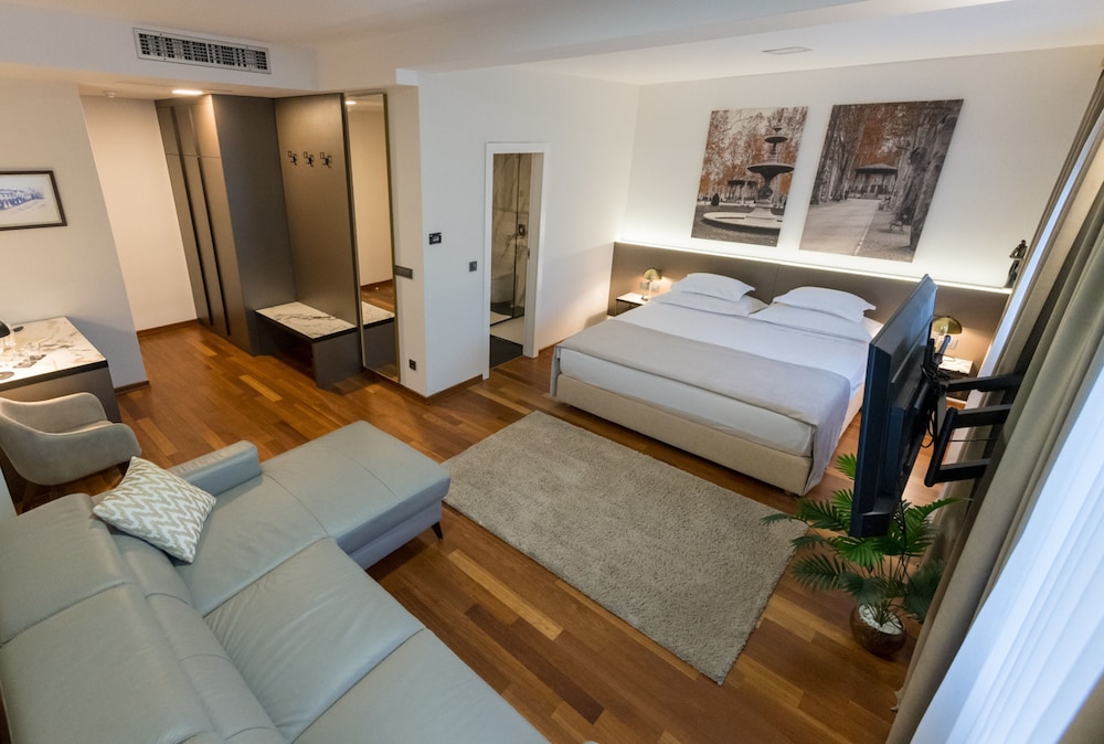 JUNIOR SUITE, KING BED, SOFA